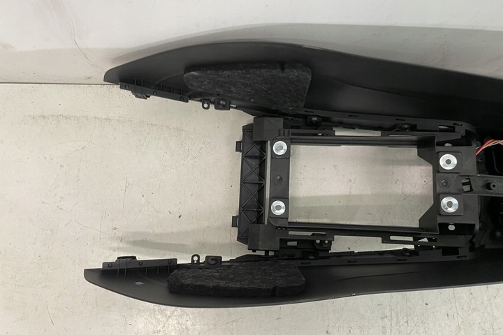 фото №7, Консоль капот audi a4 8k2, b8 8k0864981d 2.0l бензин 155kw 2010