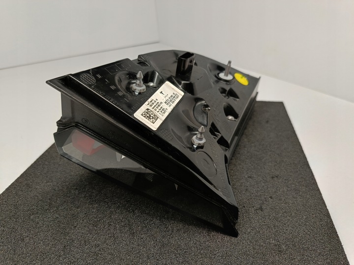 фото №9, Tesla 3 m3 рестайлинг y 20- лампа крышки багажника правый зад led оригинальный номер 1502089-00-b