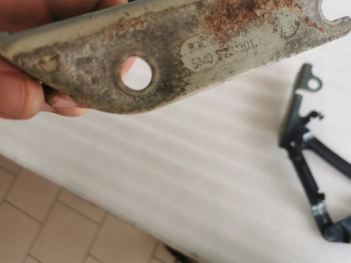 фото №3, Vw golf v plus 08-14 петля капота правые левый 5m0