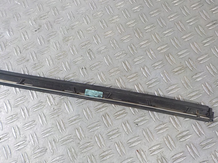 фото №5, Mercedes w207 купе 09- планка скла лобовий права