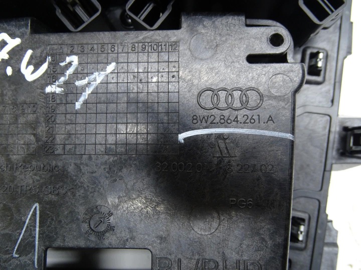 фото №10, Рамка защита туннеля рамка держатель na кружки 8w2864261a audi a4 b9 a5 8w