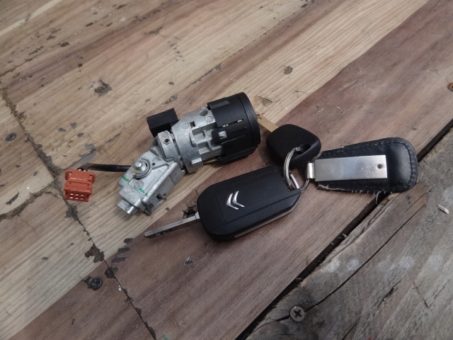 фото №1, Citroen c-elysee 16r 1,6 16v замок зажигания + ключ
