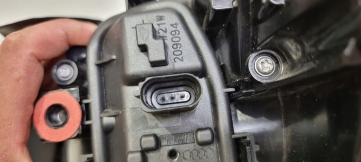 фото №13, Audi (oem) 8v4945069 фара задня