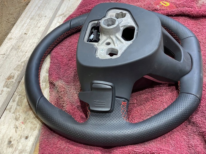 фото №12, Ford kuga mk3 iii 19- focus mk4 iv 18- st-line кермо пелюстки червона