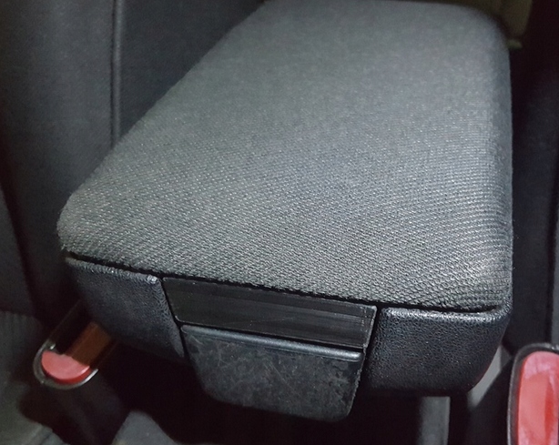 фото №5, Alfa romeo 147 кнопка тяга замка подлокотника