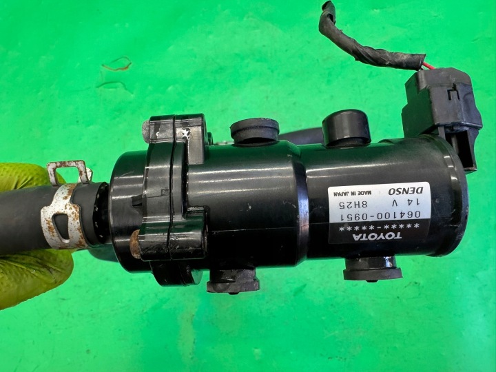 фото №8, Дополнительный водяной насос 064100-0951 toyota prius 2 ii xw20 1.5 гибрид 03-09