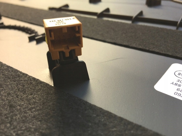 фото №11, Маскировочная накладка туннеля левый перед audi e-tron 4kl863303