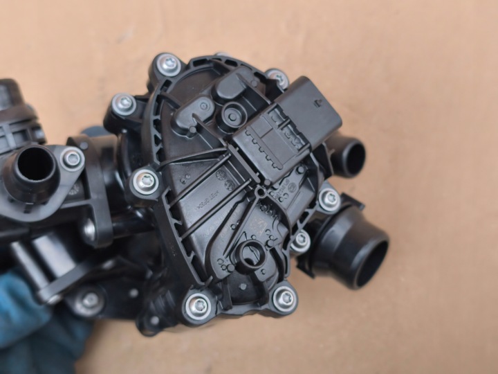 фото №10, Bmw 1 f40 f44 mini f56 1.5 бензин b38a15a корпус термостата