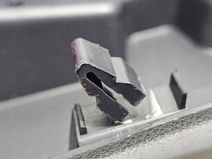 фото №10, Защита крепление полки багажника левая peugeot 3008 i 09-16 #4126