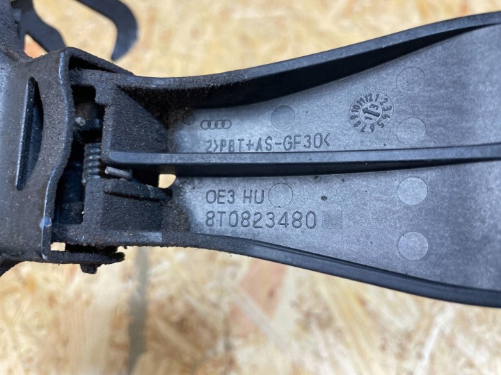 фото №9, Замок засув трос капота audi a4 b8 a5 8t 8t0823480 2008-