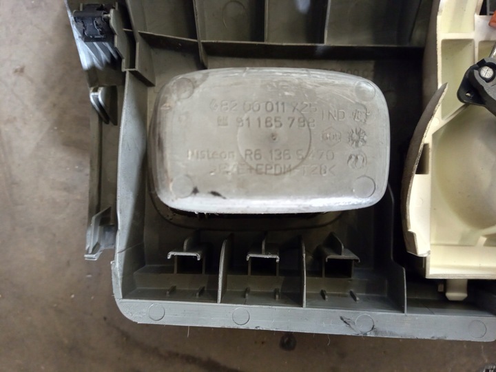 фото №9, Renault trafic vivaro панель воздуховод 8200011725 r6136s440 8200004603 w964097