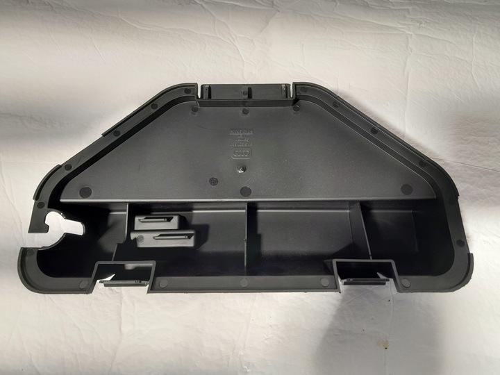 фото №1, Audi a4 b9 рестайлинг защита крышки багажника зад 8w5827569