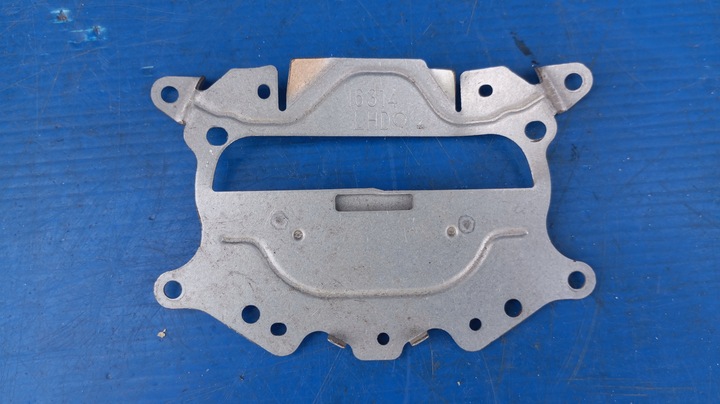 фото №6, Toyota avensis t25 кріплення кронштейн лампи перед лінзи