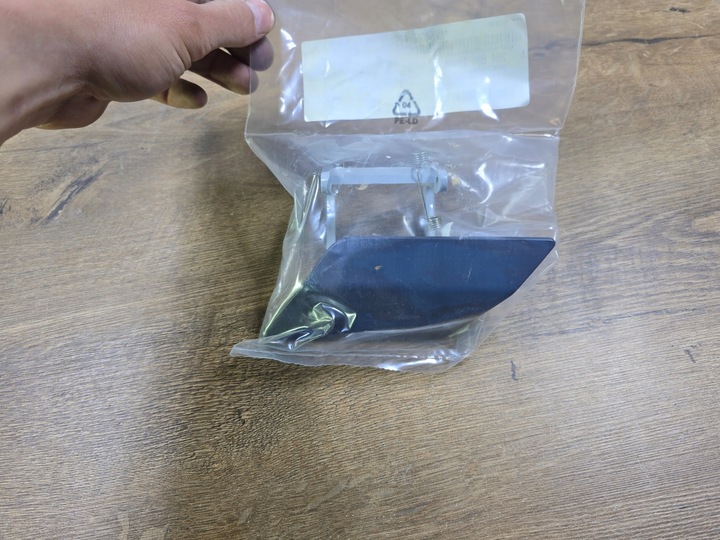 фото №3, Mercedes c клас 63 amg w204 заглушка склоомивача a2048801924