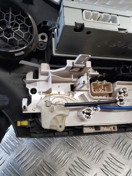 фото №12, Дисплей радио 86110-0d040 панель воздуховод решётки toyota yaris i 03r-