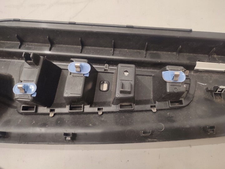 фото №11, Renault laguna iii защита ремня зад багажника универсал 849200006r