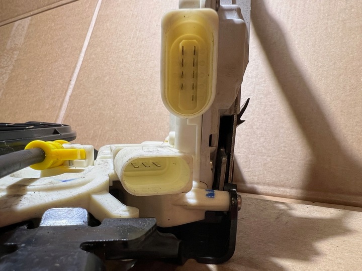 фото №9, Audi a8 d4 замок доводчик двері праві зад 9+3 pin 4h0839016d 4f0837060