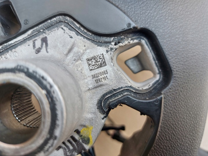 фото №13, Руль кожаный dacia sandero iii 484004420r