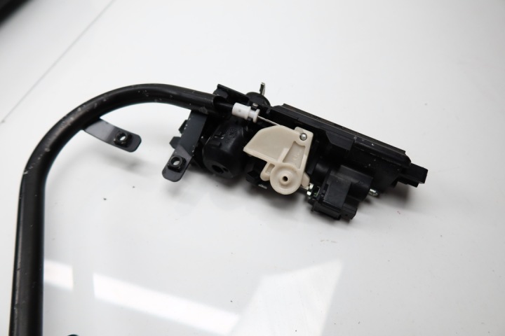 фото №7, Mercedes w203 w209 замок кришки зад багажника ручка 2037500693 ключ