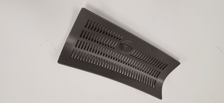 фото №1, Audi a2 99-05 защита лампы левая зад левый 8z0863989