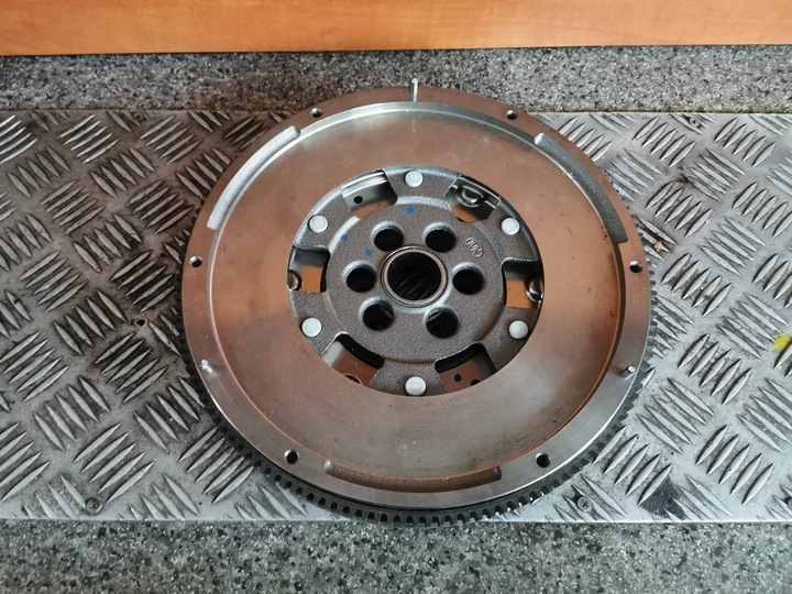 фото №8, Новое сцепление luk 1.6 tdi оригинальный номер 03l141032a 037105273c
