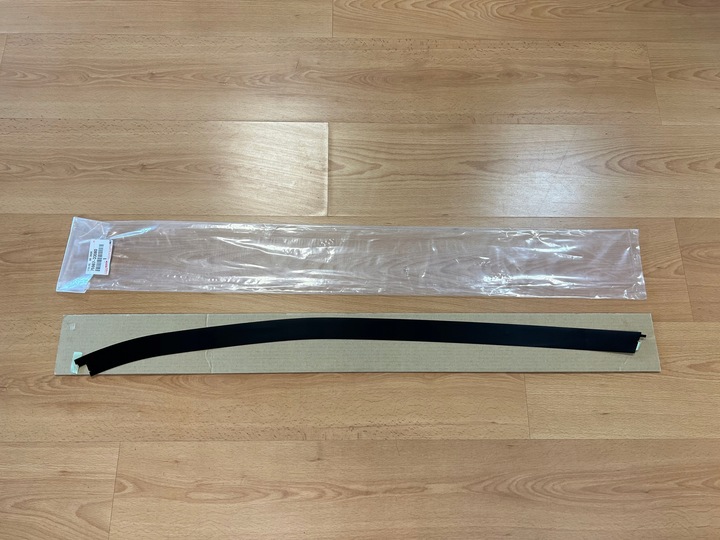 фото №1, Toyota camry 17- наклейка дверь правые зад новая