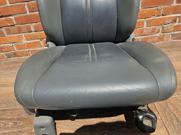 фото №12, Jeep grand cherokee wk 5-10r сиденье правые перед серый