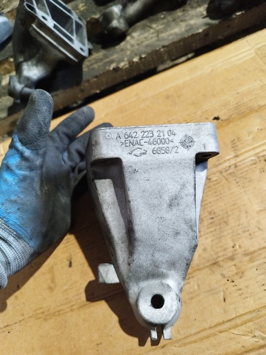 фото №1, Mercedes sprinter 3.0 cdi лапи двигателя a6422232104