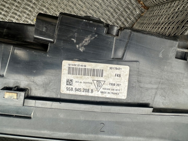 фото №10, Лампа права зад porsche macan накладка