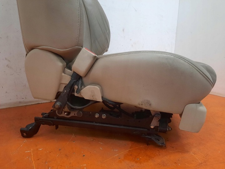 фото №9, Toyota avensis ii t25 06-09 2.2 d-4d сидіння універсал водія лівий перед шкіра