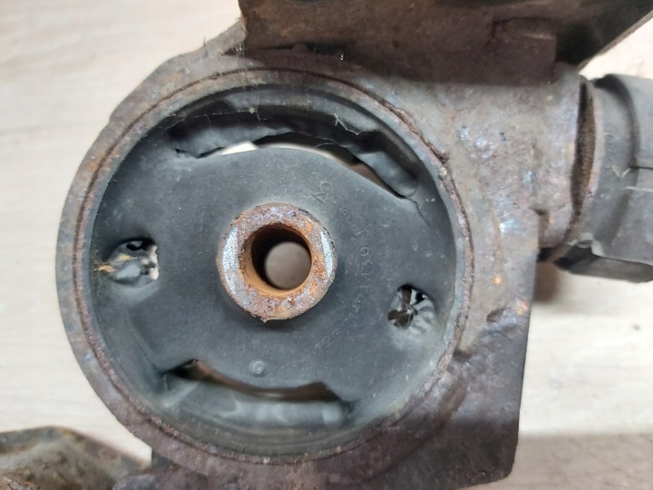 фото №7, Toyota mr2 zzw30 1,8 vvti подушка кронштейн двигателя коробки левая правая kmp 3штуки
