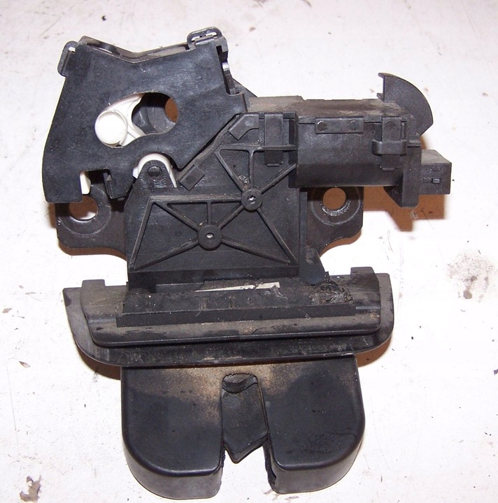 фото №2, Audi a3 8p sportback 8p4827505b замок задней крышки