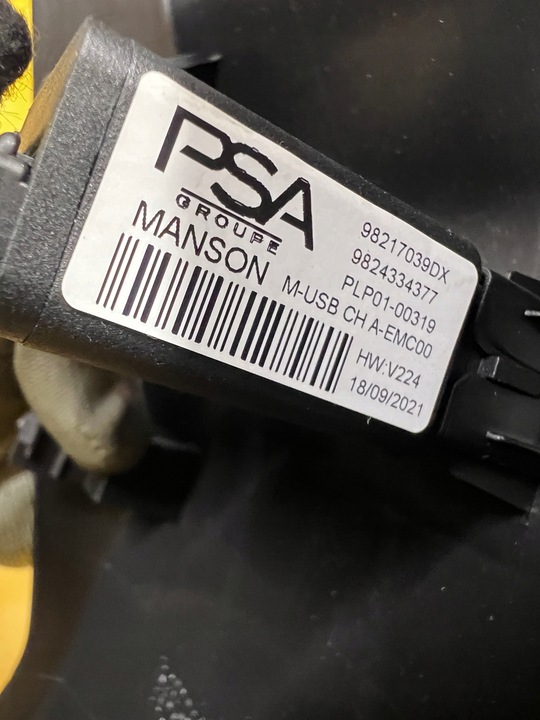 фото №6, Защита заглушка туннеля среднего зад двойной гнездо usb peugeot 2008 ii