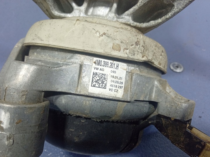 фото №4, Audi q8 rsq8 4m8 4.0 tfsi лапи подушка двигателя 4m0399201h