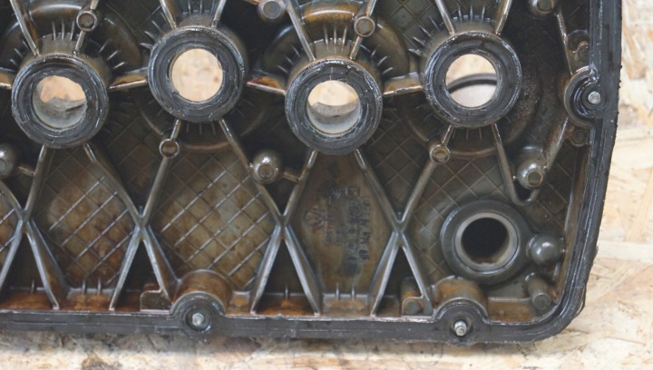 фото №9, Крышка клапанов левая vw phaeton 6.0 w12 07c103475l