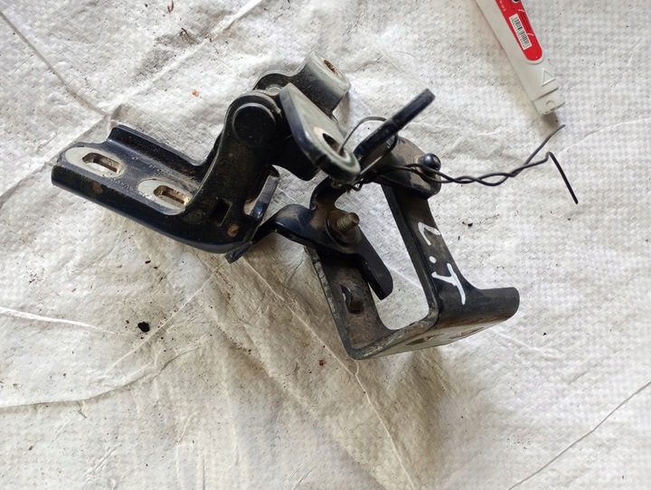 фото №1, Insignia a петля дверь левый зад верхний нижний z168