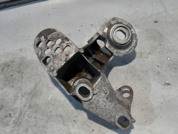 фото №8, Крепление двигателя 8e0199351a лапи двигателя левая vw passat b5 fl 2.8 v6