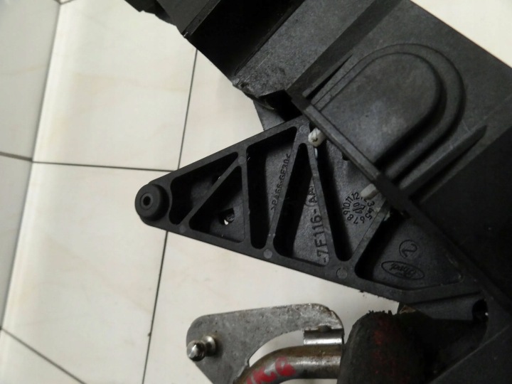 фото №12, Ford fiesta mk6 07 рестайлинг 1.4 tdci выборщик ручка чехол
