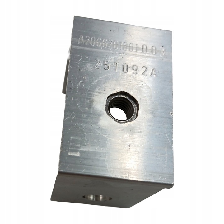 фото №2, Mercedes c-klasa w206 2021 кронштейн крепление ремня передней a2066201801