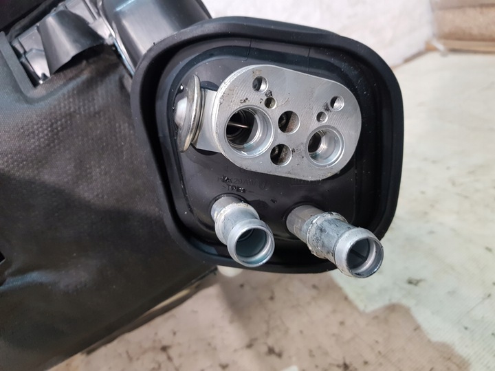 фото №9, Корпус нагрівача 9325142 bmw f30 f31 eur 3.0d