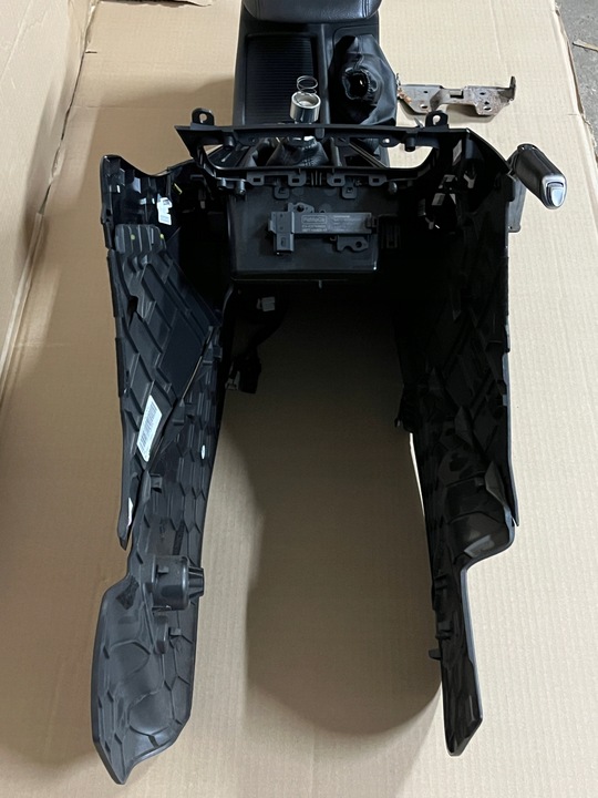 фото №14, Ford focus mk3 рестайлинг 14- подлокотник туннель комплектный европа