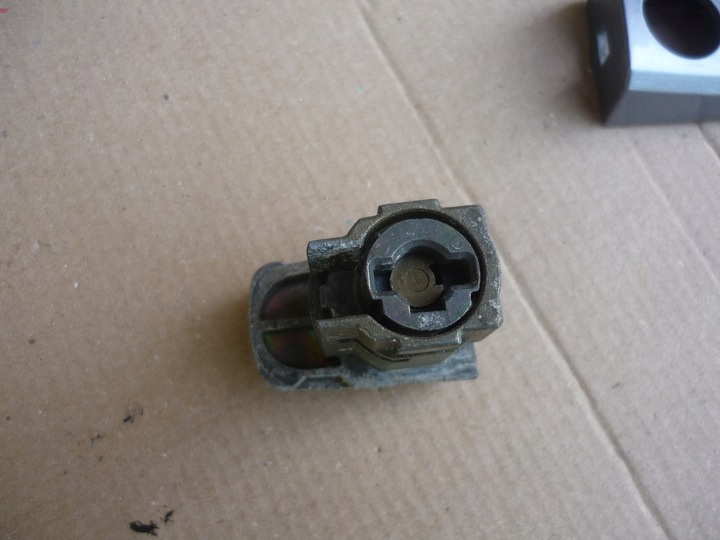 фото №4, Вставка замка дверь левый перед opel astra h zafira b 24463527 + заглушка