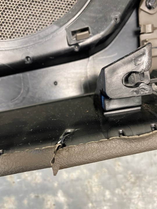 фото №9, Audi q3 8u боковина оббивка лівий зад захист колонки відсік для зберігання європа