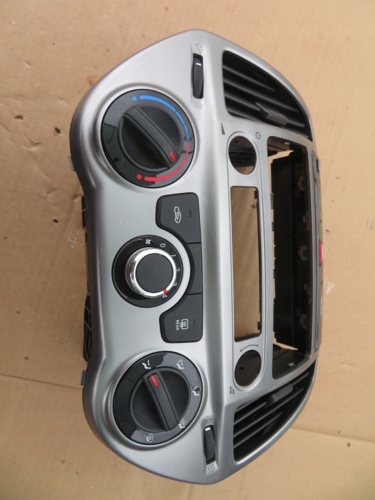 фото №8, Панель керування рамка hyundai i20 i 1 рестайлінг 84704-1j630,93750-1j510