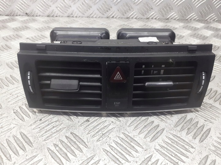 фото №1, Решётка воздуховод средняя mercedes c-klasa w204 1.8 компрессор a2048303954