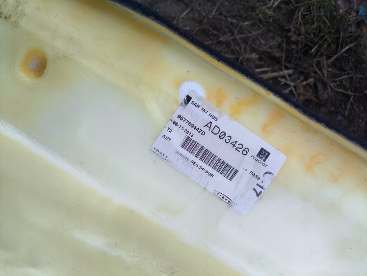 фото №9, Citroen c4 grand picasso ковёр пол интерьера зад citroen 96776944zd ?