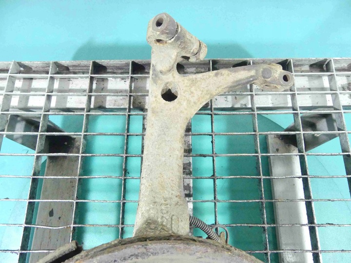 фото №2, Поворотный кулак левая ступица перед 2.5 tdi audi a6 c5