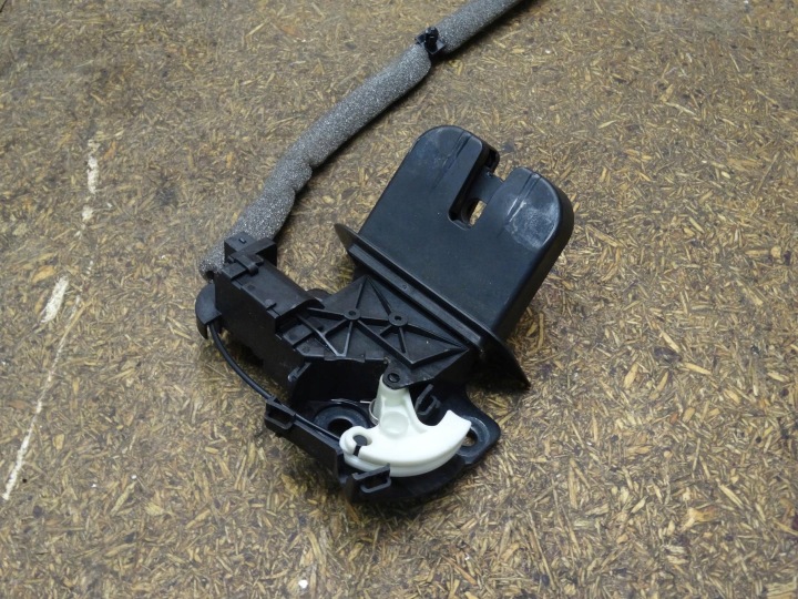 фото №7, Audi tt 8j 06-14 замок крышки зад задней багажника 8j0827520 8p4827505c