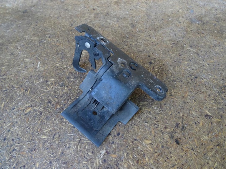 фото №10, Audi ttrs tts tt 8j 06-14 замок засов капота 8j0823480c