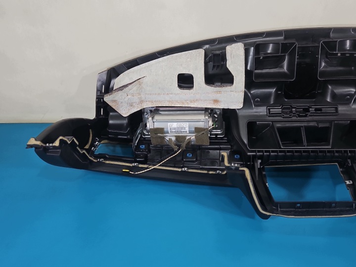 фото №10, Торпедо раздаточная подушка пассажира капот bmw e90 e91 eu ori